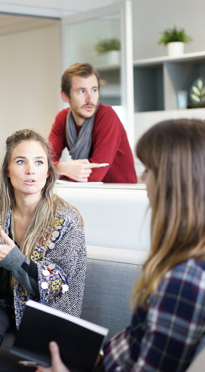 会話している画像